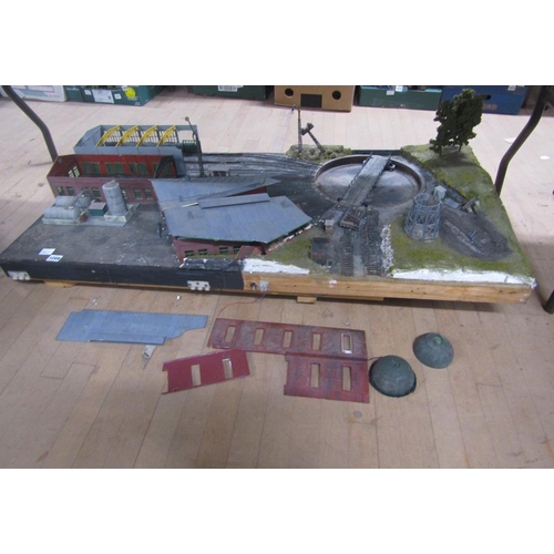 1209 - OO GAUGE MODEL RAILWAY ENGINE SHED TURNTABLE SET