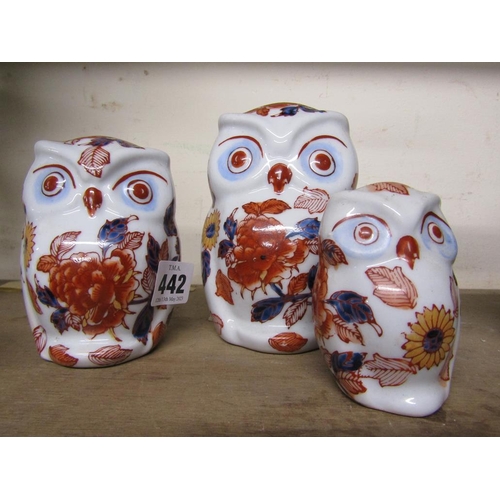 442 - GRADUATED SET OF THREE IMARI OWLS