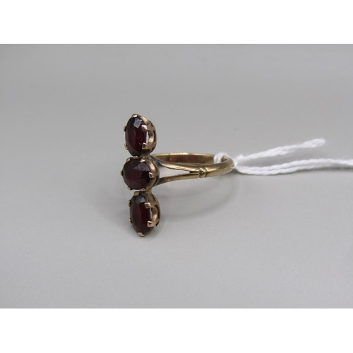 1530 - 9ct GOLD GARNET THREE STONE SET RING SIZE N