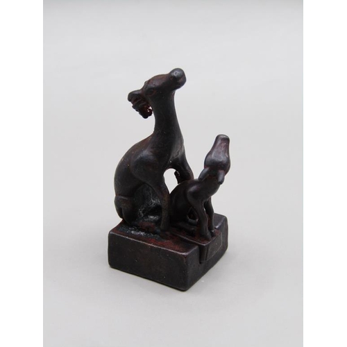 1458 - CHINESE PAINTED SEAL STAMP IN THE FORM OF TWO DEER, APPX 5cms H