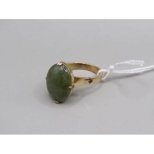 1507 - 18ct GOLD GREEN CABOCHON SET RING SIZE N