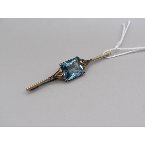 1579 - GOLD STONE SET BAR BROOCH