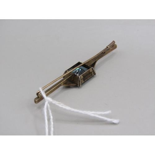 1579 - GOLD STONE SET BAR BROOCH