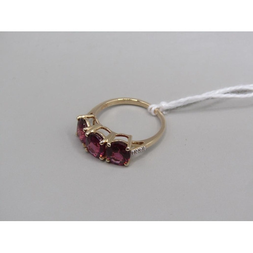 1608 - 9CT RUBELITE THREE STONE RING, SIZE N 1/2