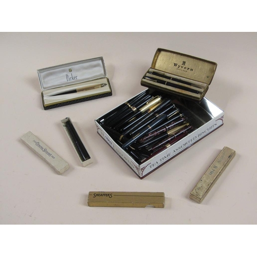 1652 - LARGE COLLECTION OF FOUNTAIN PENS OF VARIOUS MAKES