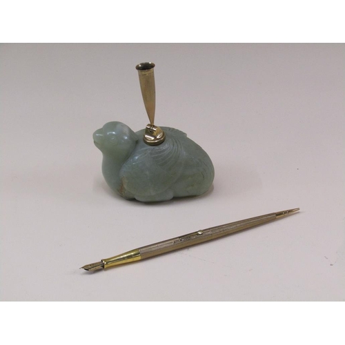 79 - An Oriental carved green stone figure of a seated bird, mounted with a 9ct gold dip well, marked Sam... 