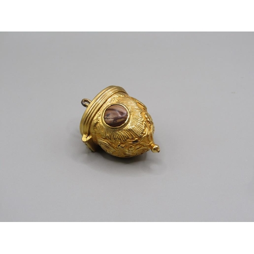 99 - A late 19c gold pendant vinaigrette with hinge cover, semi precious stone mounted, 4cm w.