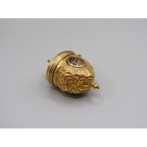 99 - A late 19c gold pendant vinaigrette with hinge cover, semi precious stone mounted, 4cm w.