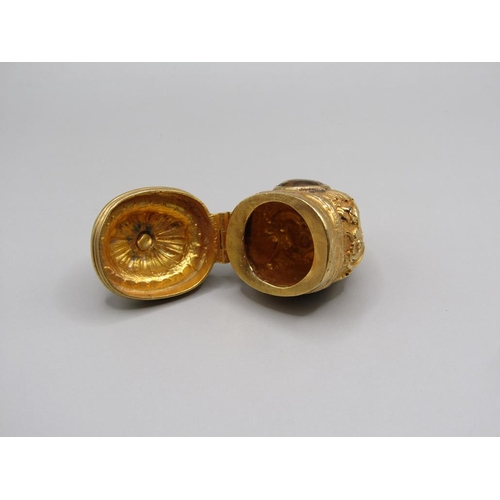 99 - A late 19c gold pendant vinaigrette with hinge cover, semi precious stone mounted, 4cm w.