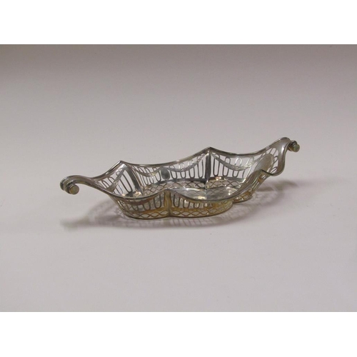 153 - A silver dish of quatrefoil form with raised pierced border, London 1903, 5.2ozt, 27cm w.