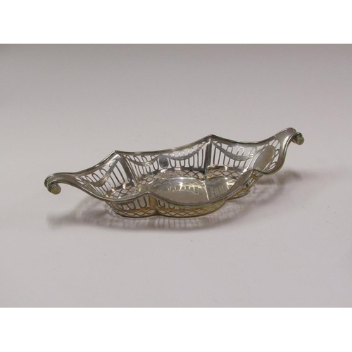 153 - A silver dish of quatrefoil form with raised pierced border, London 1903, 5.2ozt, 27cm w.