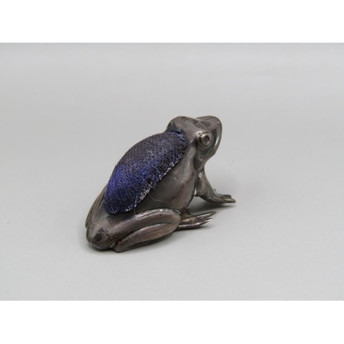 114 - A silver frog pin cushion, Birmingham 1909, 3.2cm l.