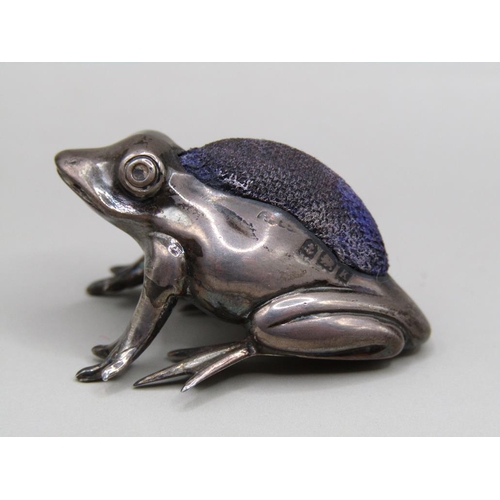 114 - A silver frog pin cushion, Birmingham 1909, 3.2cm l.