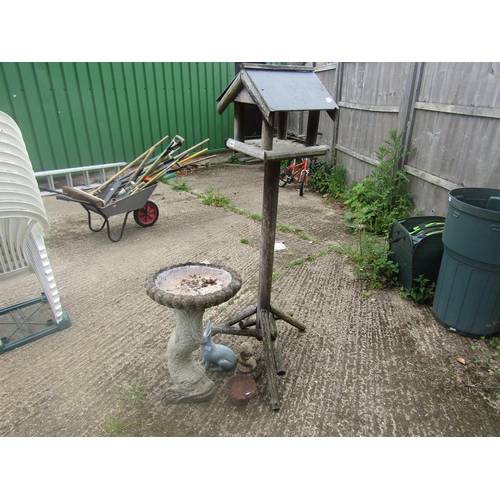 941 - CONCRETE BIRD BATH AND A WOODEN BIRD FEEDER