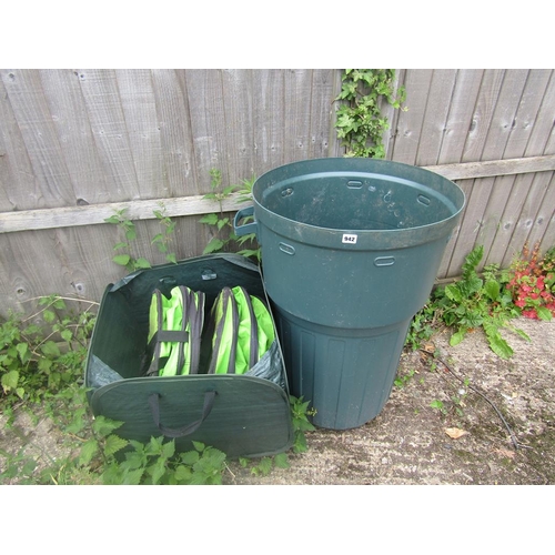 942 - PLASTIC GARDEN BIN ETC