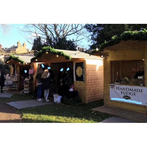 951 - A LARGE QTY (APPX 65) OF WOODEN SHEDS - PREVIOUSLY USED AS CHRISTMAS MARKET CHALETS, OF VARIOUS SIZE... 