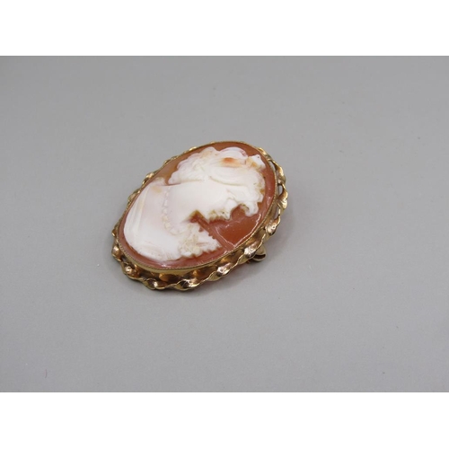 1388 - 9ct GOLD CAMEO BROOCH