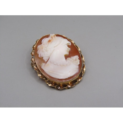 1388 - 9ct GOLD CAMEO BROOCH