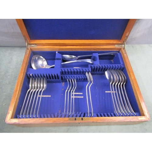 1552 - OAK CASED CANTEEN OF CUTLERY