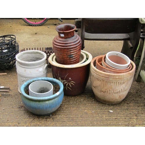 984 - QTY OF GARDEN POTS