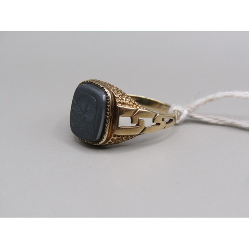 1365 - 9ct GOLD INTAGLIO SET SIGNET RING SIZE Q