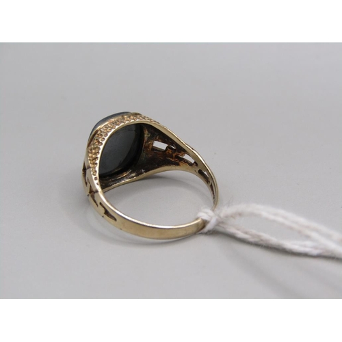 1365 - 9ct GOLD INTAGLIO SET SIGNET RING SIZE Q