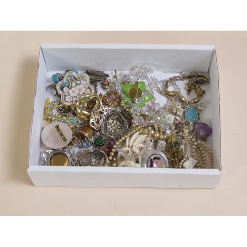 1463 - BOX OF COSTUME JEWELLERY TO INC. BEADS, BROOCHES, ETC