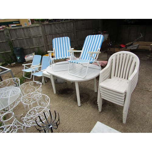 989 - PLASTIC GARDEN TABLE AND CHAIRS