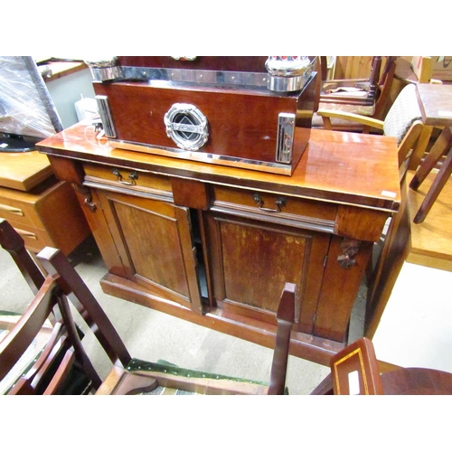 652 - VICTORIAN MAHOGANY CUPBOARD