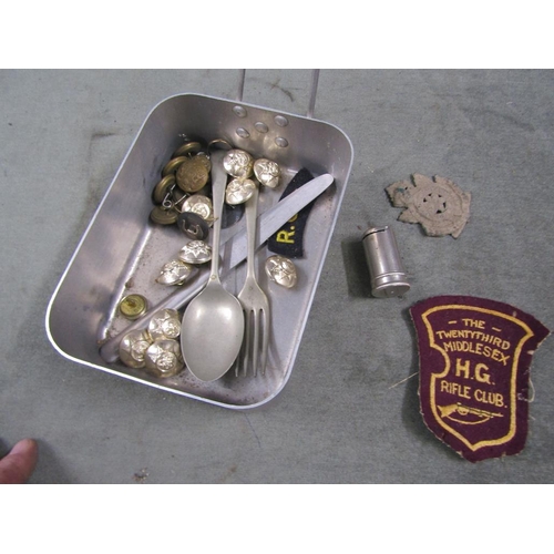 1303 - QTY OF SMALL ITEMS TO INCL MILITARY BADGES, BUTTONS, SCENT BOTTLES ETC