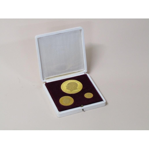 1394 - SET OF SIR WINSTON CHURCHILL 18ct GOLD MEDALLIONS SERIAL NO. LLL1-5000 VIENNA 1964