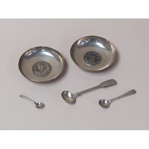 1400 - PAIR OF SILVER BOWLS WITH ORIENTAL COIN INSERTS TOGETHER WITH THREE SPOONS