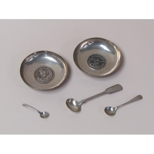 1400 - PAIR OF SILVER BOWLS WITH ORIENTAL COIN INSERTS TOGETHER WITH THREE SPOONS