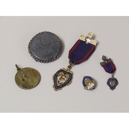 1401 - FOUR MEDALS, ONE BEING 9ct GOLD TOGETHER WITH A SILVER COIN 1820 BROOCH