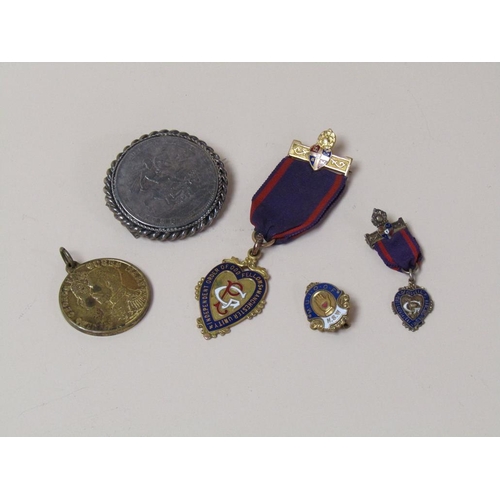 1401 - FOUR MEDALS, ONE BEING 9ct GOLD TOGETHER WITH A SILVER COIN 1820 BROOCH