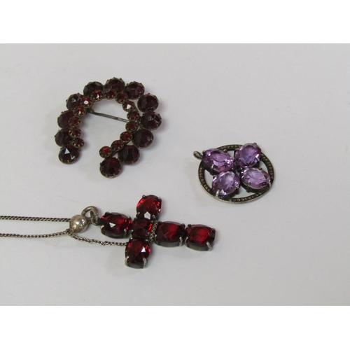 1406 - RED STONE HORSESHOE BROOCH TOGETHER WITH A PENDANT CROSS AND CHAIN AND AN AMETHYST PENDANT BROOCH