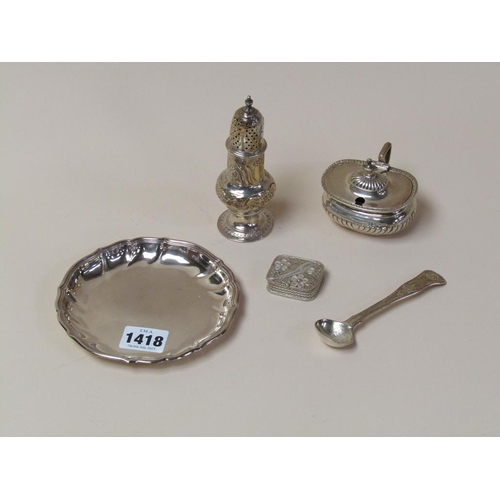 1418 - COLLECTION OF FIVE ITEMS OF SILVER AND PLATE TO INCL. A MUSTARD WITH SILVER SPOON