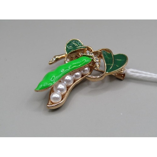 1508 - ENAMEL BROOCH SET WITH PEARLS IN THE FORM OF A PEA POD