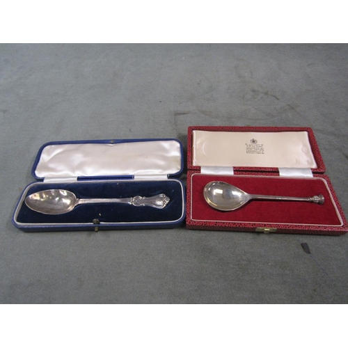 1587 - SILVER SINGLE SPOON IN BOX TOGETHER WITH QUEEN ANN STYLE SILVER SEAL TOP SPOON IN BOX