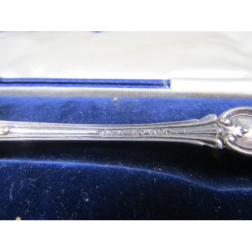 1587 - SILVER SINGLE SPOON IN BOX TOGETHER WITH QUEEN ANN STYLE SILVER SEAL TOP SPOON IN BOX