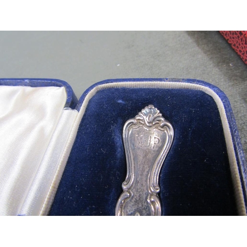 1587 - SILVER SINGLE SPOON IN BOX TOGETHER WITH QUEEN ANN STYLE SILVER SEAL TOP SPOON IN BOX