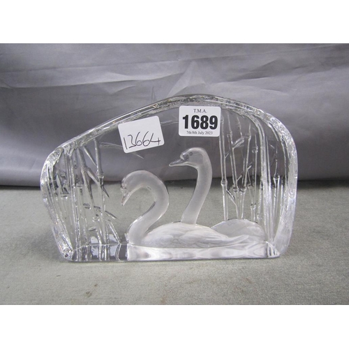 1689 - ART GLASS PAPERWEIGHT - SWANS, 20CM W