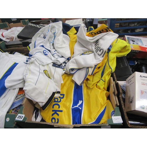 252 - LARGE QUANTITY OF LEEDS UNITED FOOTBALL SHIRTS (27 in total)