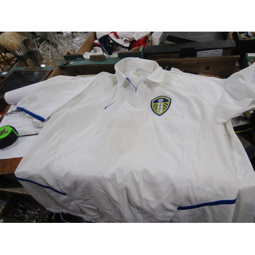 252 - LARGE QUANTITY OF LEEDS UNITED FOOTBALL SHIRTS (27 in total)