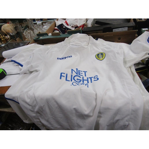 252 - LARGE QUANTITY OF LEEDS UNITED FOOTBALL SHIRTS (27 in total)