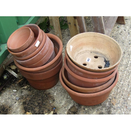 943 - COLLECTION OF GARDEN POTS