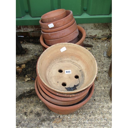 943 - COLLECTION OF GARDEN POTS