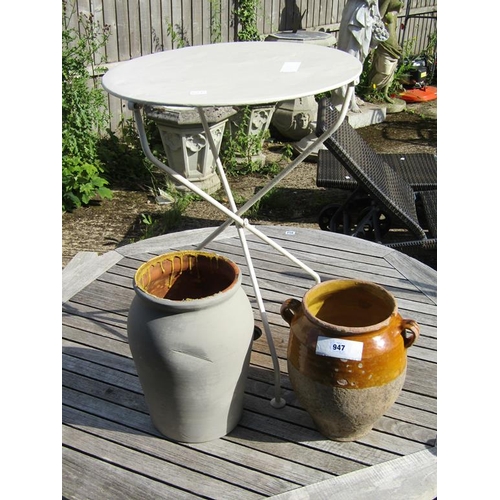 947 - TWO TERACOTTA POTS AND A GARDEN TABLE