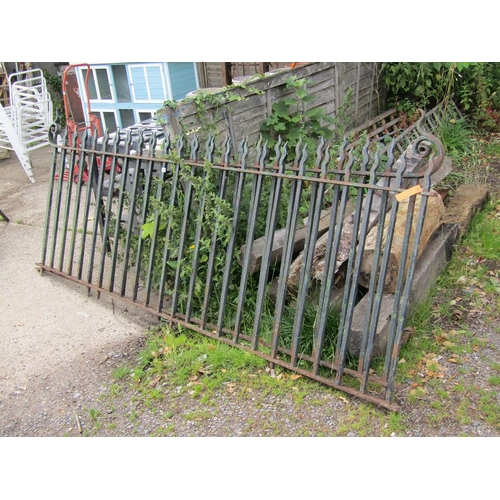 982 - METAL RAILINGS - 292 L x 119 TO TOP OF FINIAL H, 109 H TO TOP OF SPIKES cms