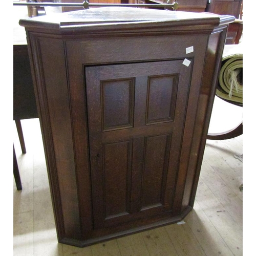 1811 - LATE GEORGIAN OAK HANGING CORNER CUPBOARD ENCLOSED BY PANEL DOOR 81 x 106 cms